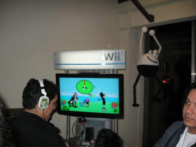 File:Promotion Wii See and Saw Figurine A.jpg